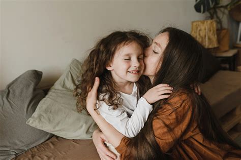 Free Mother And Daughter Tongue Kissing Videos .